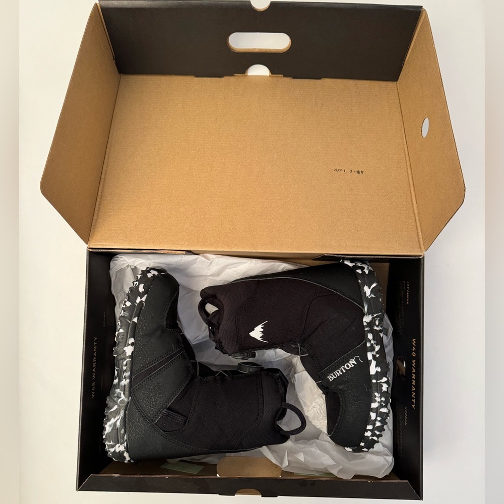 Burton Grom Kids BOA Snowboard Boots - size 1k - 2k